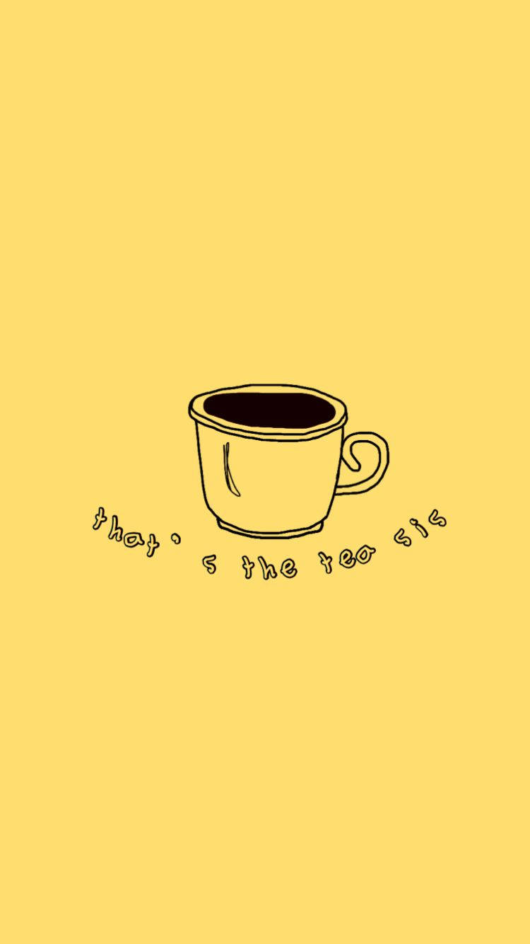 That's The Tea Sis 黃色背景 壁紙 — 一個簡約線條繪畫的黃色茶杯，內有深色液體，並在純黃色背景上寫有 that's the tea sis 字句。