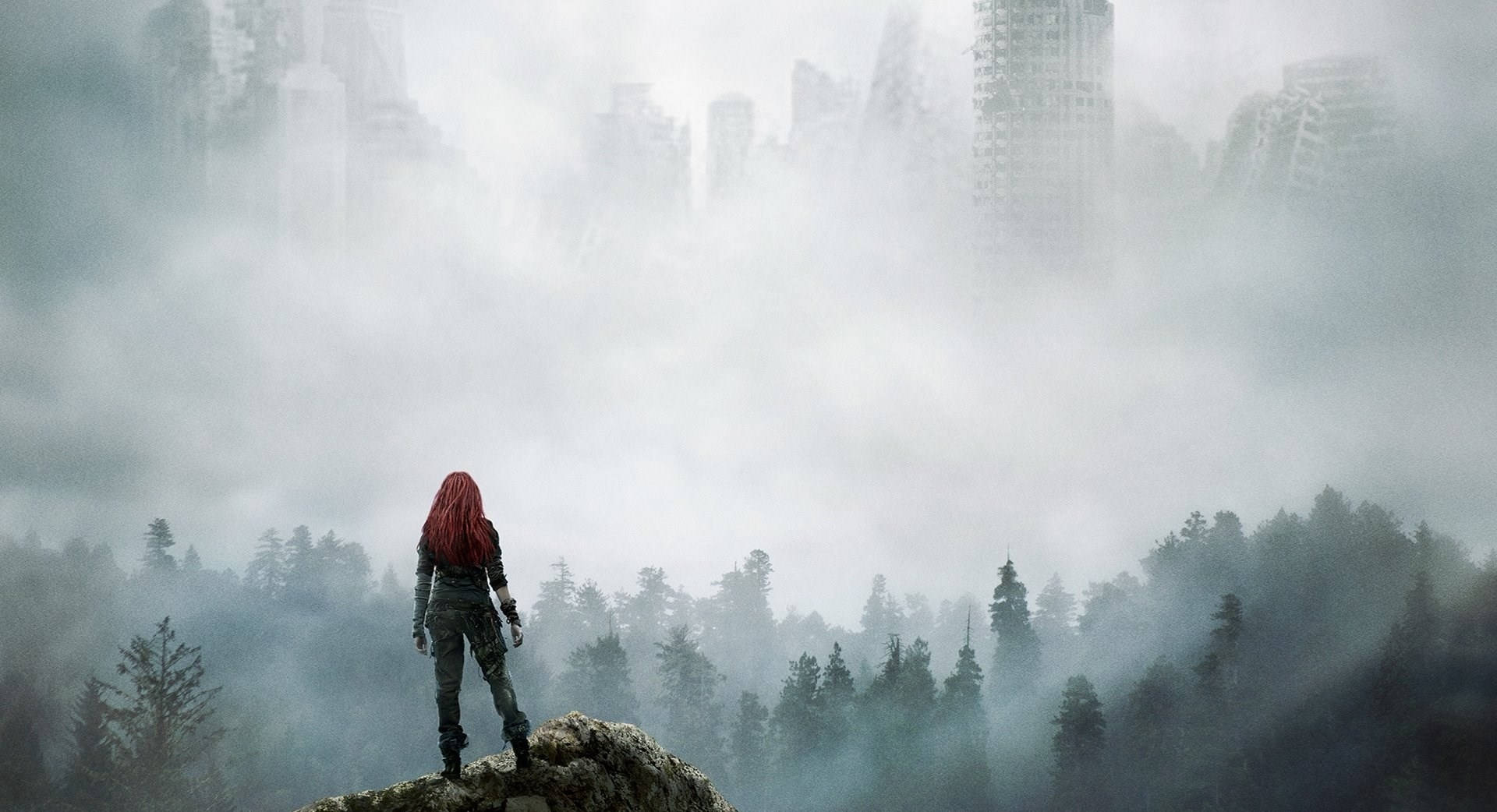 《The 100》角色霍普·迪奧扎 壁紙 — 一個孤獨的紅髮身影站在霧氣瀰漫的懸崖上，俯瞰著森林和被迷霧籠罩的鬼魅城市景觀。