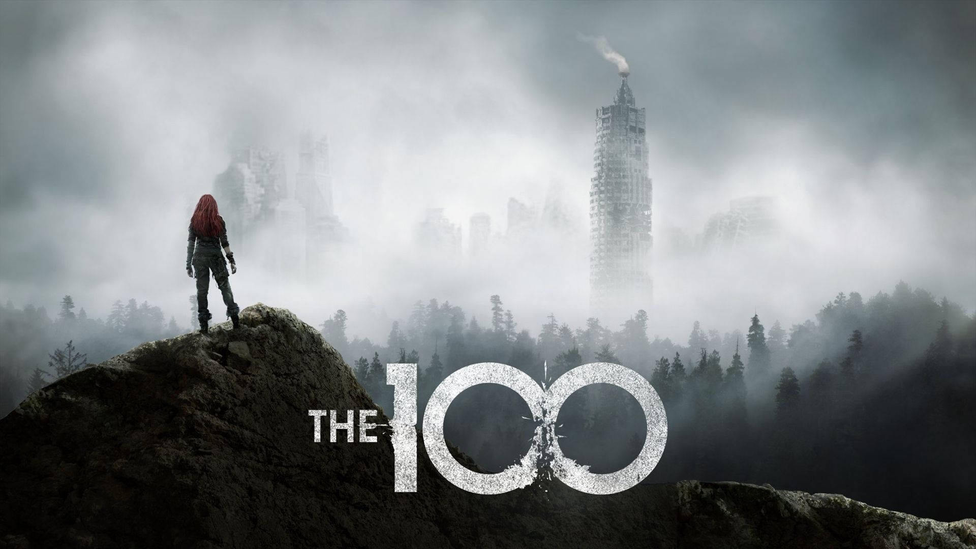 《The 100》電視劇主要角色 壁紙 — 一個孤獨的紅髮身影站在岩石露頭上，俯瞰著霧氣瀰漫的森林和廢棄的未來城市景觀。