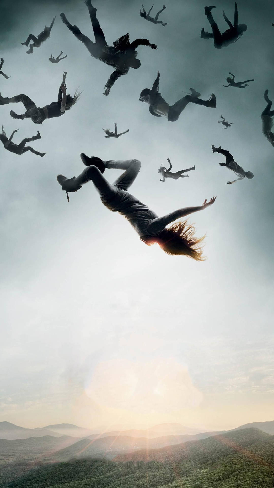 日落時分，人們在山上空墜落。