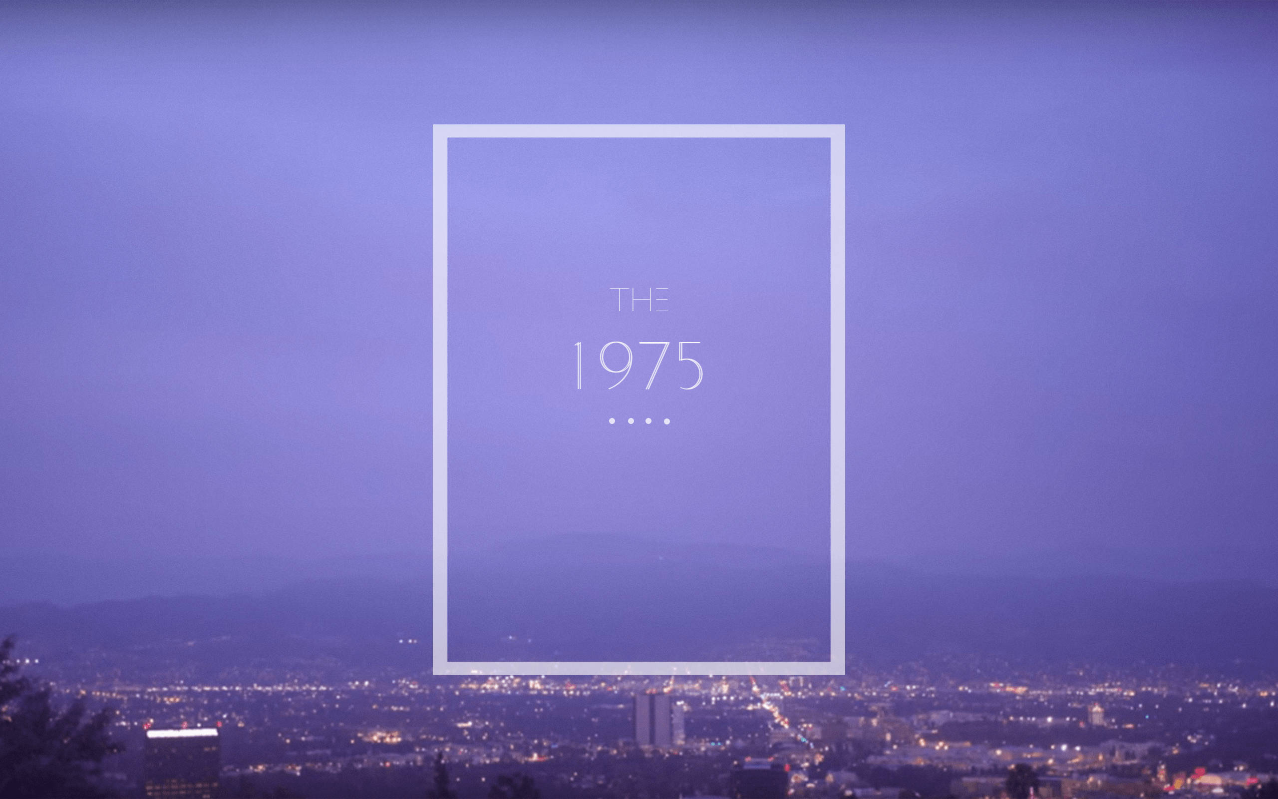The 1975 經典標誌 壁紙 — 紫色調的黃昏城市景觀，帶有白色框架疊加層，在發光的城市燈光中央顯示文字「THE 1975」。