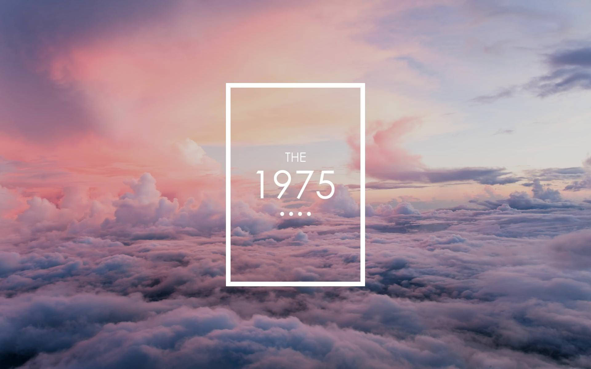 The 1975樂隊標誌浮於雲朵 壁紙 — 日落時柔和的粉紅色和紫色雲層的鳥瞰圖，帶有白色框架的文字疊加，寫著「THE 1975」