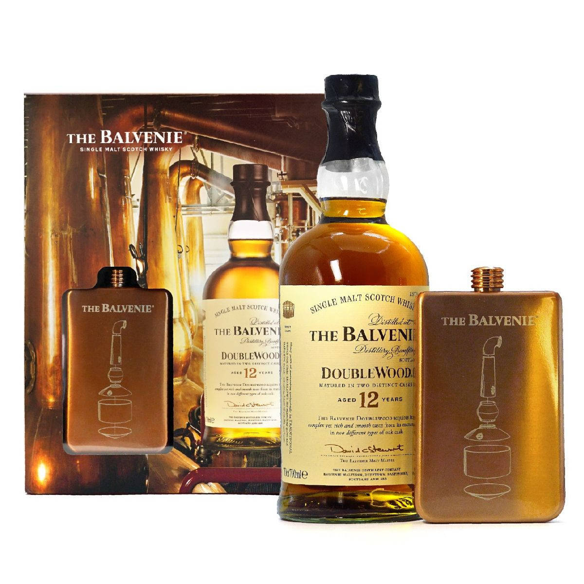 The Balvenie 12年雙桶單一麥芽威士忌禮盒組 壁紙 — 豪華的The Balvenie DoubleWood 12 Year Old威士忌酒瓶和兩個金屬瓶，以銅製蒸餾廠管道為背景展示。