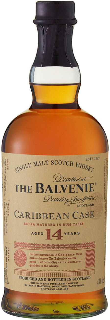 The Balvenie 14年加勒比橡木桶單一麥芽蘇格蘭威士忌 壁紙 — 巴爾維尼14年單一麥芽蘇格蘭威士忌酒瓶的特寫，帶有琥珀色液體和詳細標籤。