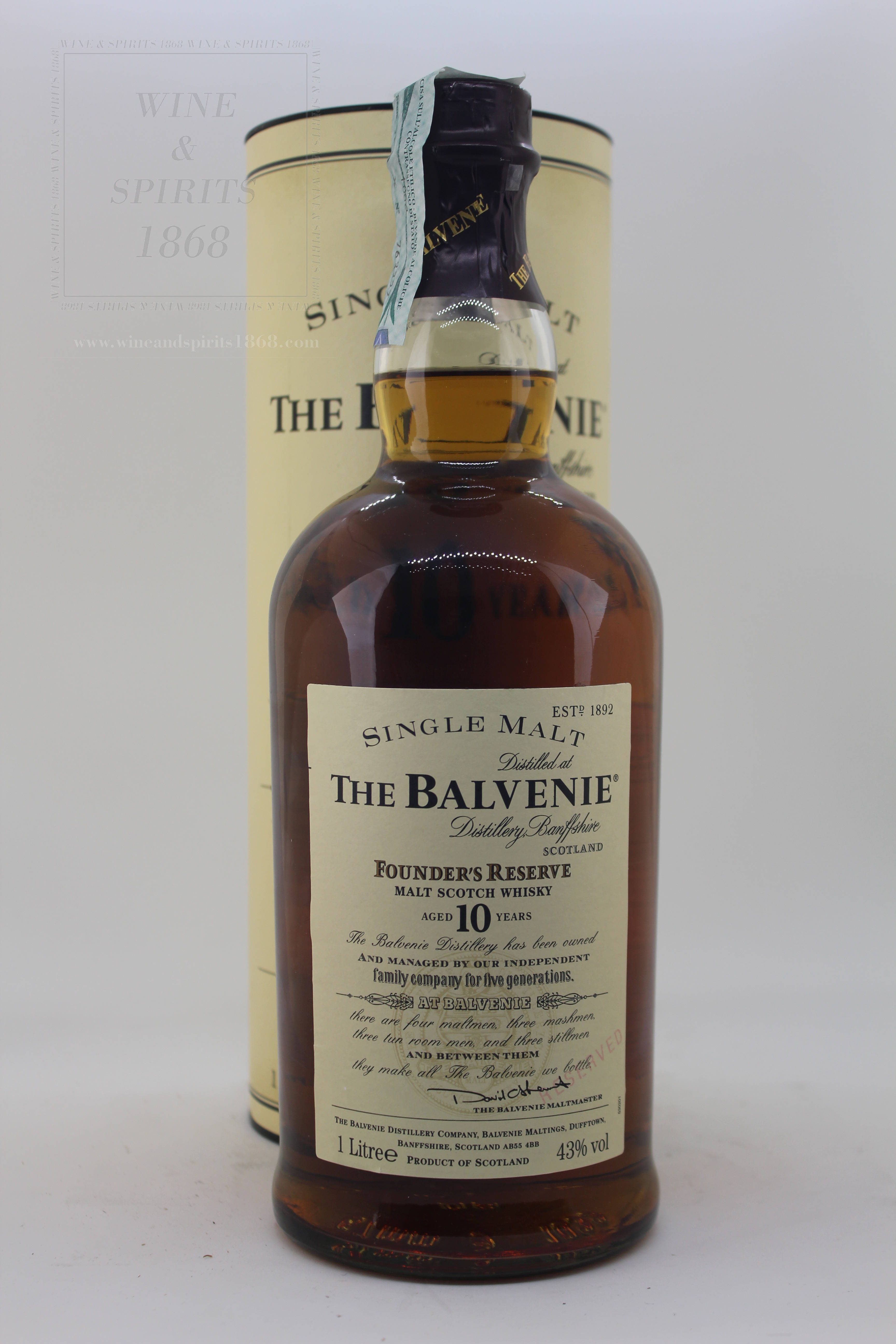 The Balvenie Founder's Reserve 10年陳釀威士忌 壁紙 — 一瓶豐富琥珀色的The Balvenie 10 Year Old Founder's Reserve單一麥芽威士忌，旁邊是其奶油色的圓柱形盒子，背景為純白色。