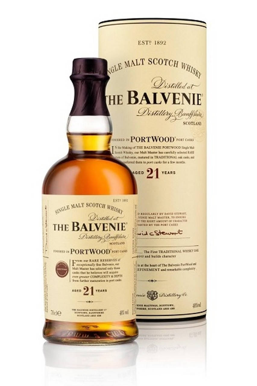 一瓶Balvenie 21年威士忌及其盒子置於反光表面上。