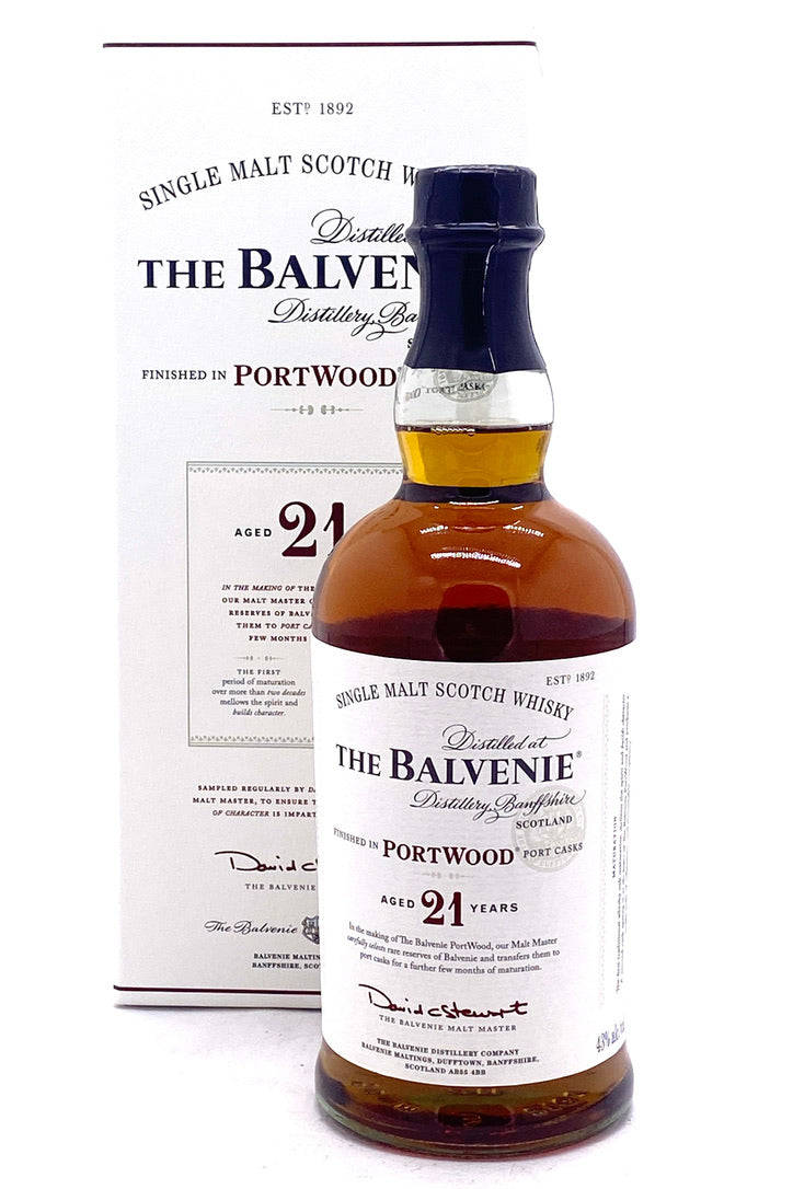奢華品味：The Balvenie PortWood 21年單一麥芽蘇格蘭威士忌 壁紙 — 一瓶The Balvenie 21年單一麥芽蘇格蘭威士忌連同包裝盒，兩者均採用優雅字體設計，呈現豐富琥珀色液體。