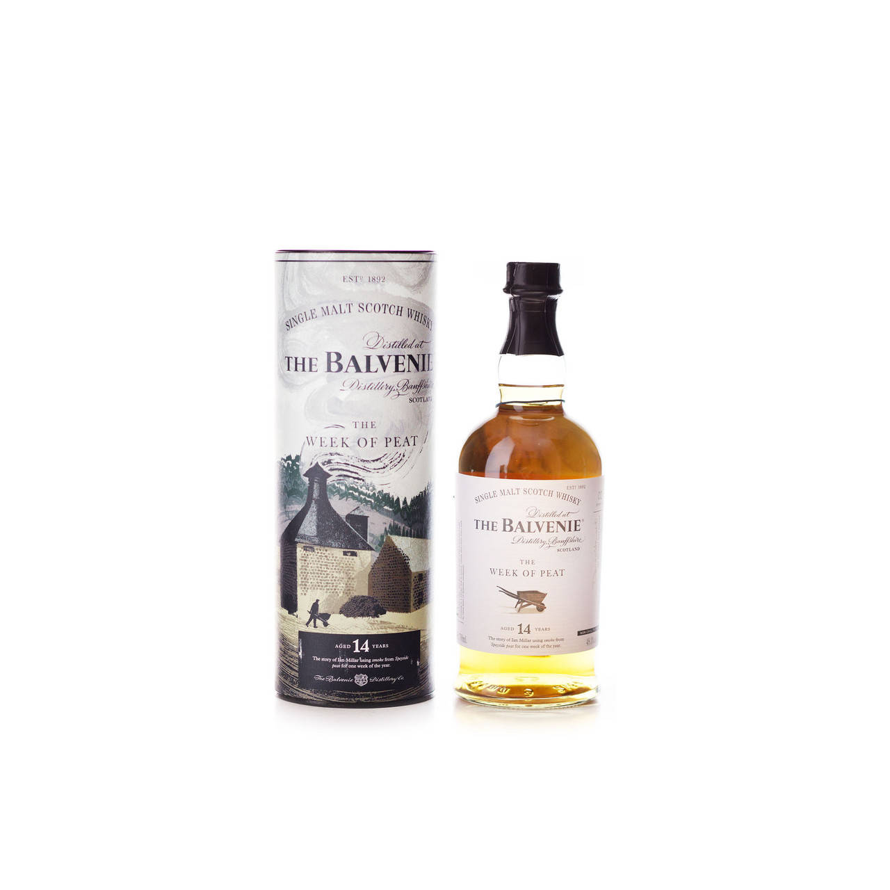 The Balvenie The Week of Peat 14年威士忌 壁紙 — 一瓶圓柱形管裝的百富14年單一麥芽蘇格蘭威士忌，標有「The Week of Peat」，立在潔白背景前。