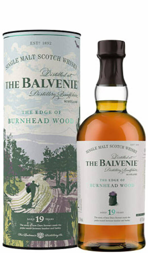 一瓶19年陳釀的Balvenie威士忌及其帶有插圖的禮盒，展示森林中的遠足者。