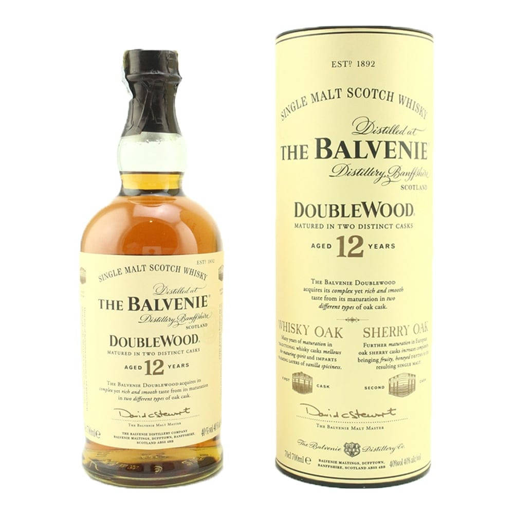 The Balvenie DoubleWood 12年威士忌酒瓶和奶油色標籤盒子。