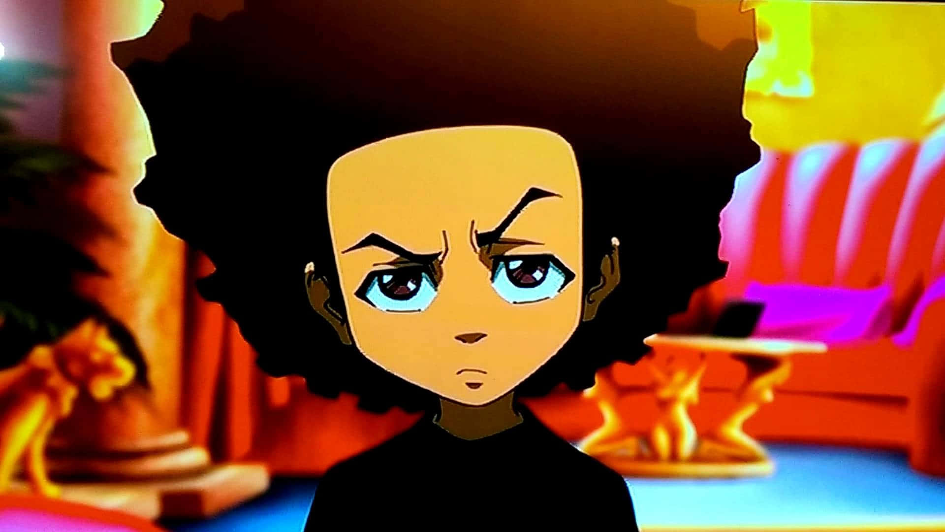 《The Boondocks》– Huey與Riley 壁紙 — 一個擁有大型非洲髮型和強烈藍色眼睛的動漫角色，在溫暖燈光、色彩繽紛的房間裡直視前方。