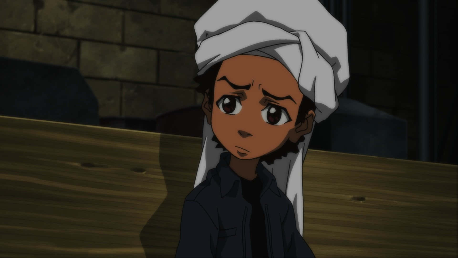 《The Boondocks》– 走向新事物 壁紙 — 一個年輕的動漫角色，戴著白色頭巾和深色外套，在光線昏暗的石室中憂慮地看著木質表面。
