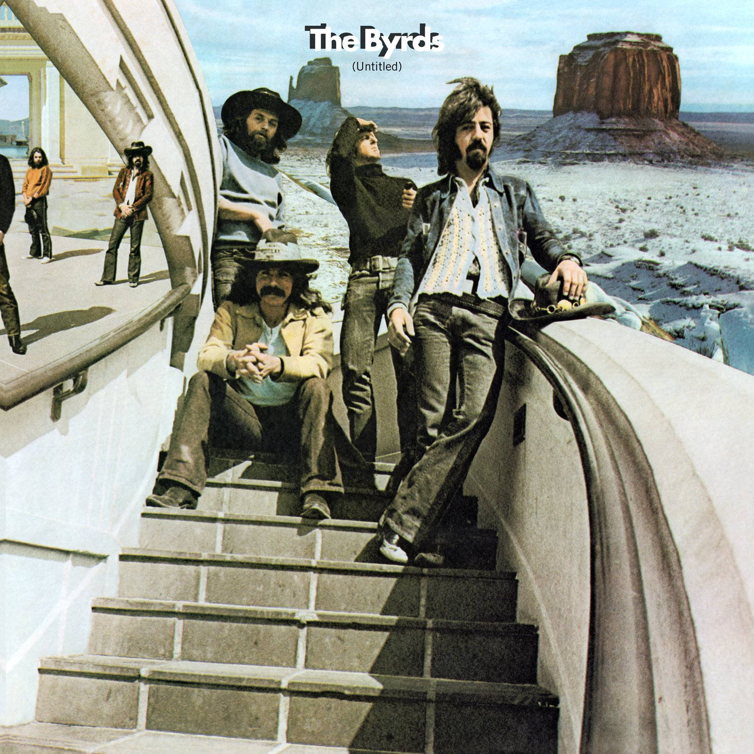 The Byrds《Untitled》1970 壁紙 — The Byrds 樂隊成員在晴朗天空下，以沙漠背景和岩石地貌為襯托，在彎曲樓梯上擺姿勢。