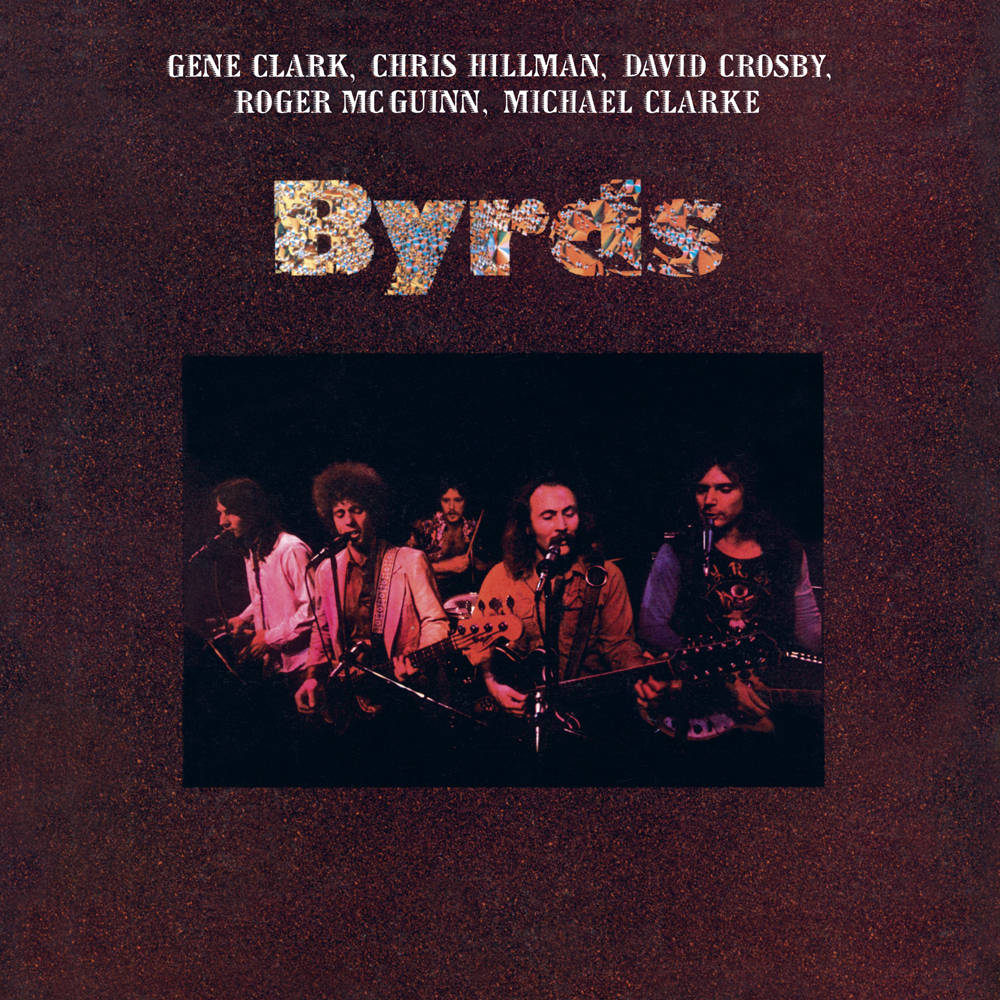 The Byrds 樂隊在舞台上現場表演，使用麥克風和結他。