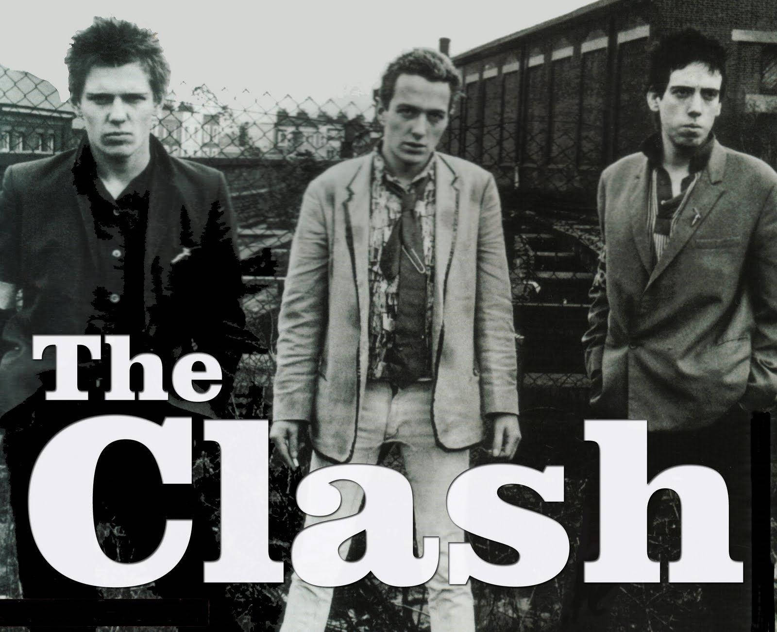 The Clash 1976首張海報 壁紙 — 三位龐克搖滾樂手在粗糙的黑白畫面中，於城市背景下強烈地凝視鏡頭，並帶有粗體文字疊加。