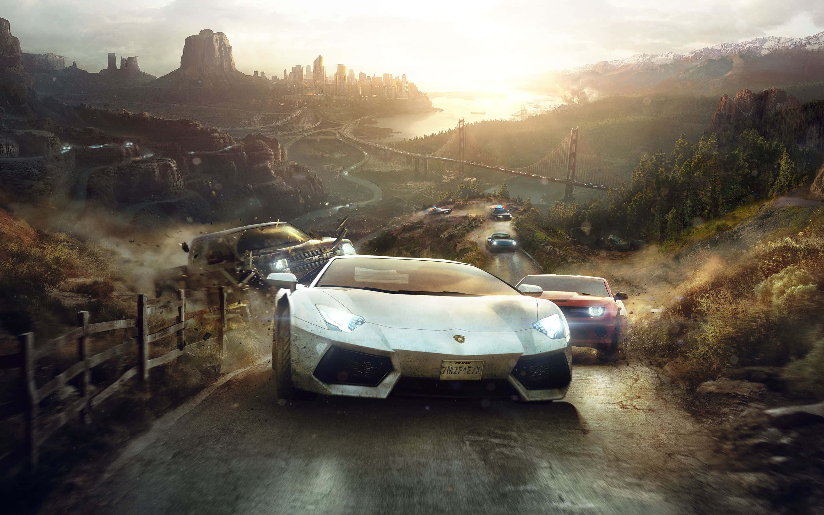 《The Crew》遊戲高畫質跑車場景 壁紙 — 一輛白色林寶堅尼在塵土飛揚的山路上飛馳，其他汽車在後面競賽，未來城市和橋樑在夕陽中閃耀。