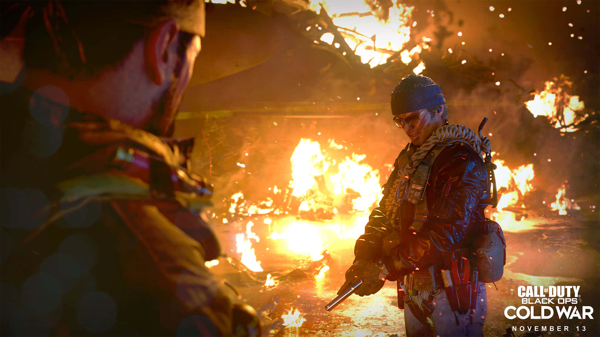 《The Division 2》截圖：兩名士兵立於火前 壁紙 — 兩名士兵站在烈火戰場上，爆炸和火焰照亮了他們的戰術裝備。