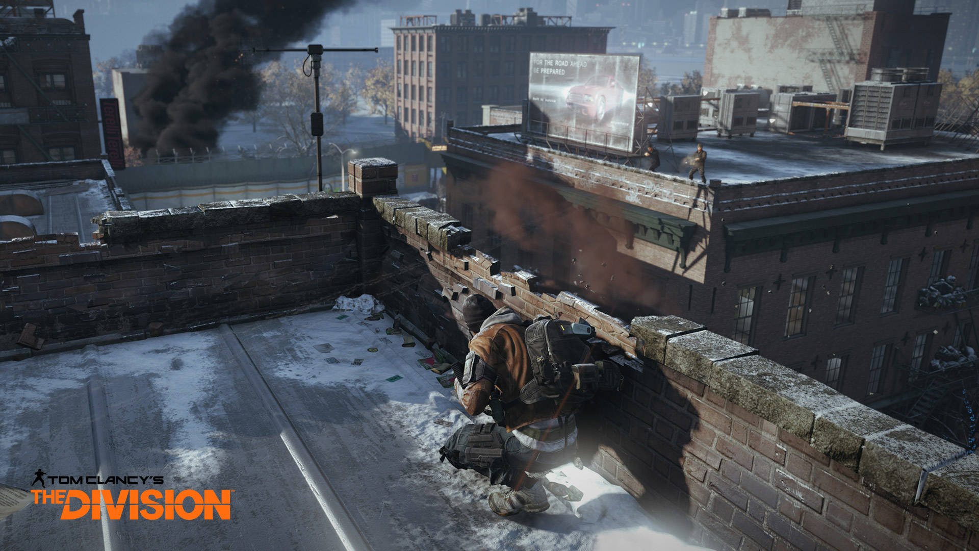 The Division 屋頂蹲伏 壁紙 — 一名士兵蹲在積雪的屋頂上，身處一個灰暗的城市戰區，遠方建築物冒起濃煙。