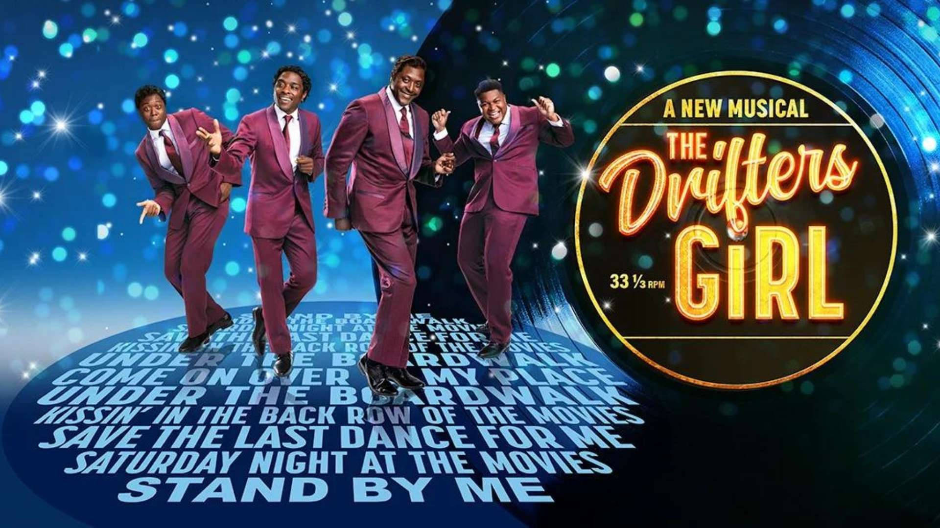 The Drifters Girl 海報 壁紙 — 四位面帶微笑、身穿栗色西裝的男子，在閃爍的藍色背景前，伴隨著音樂標題圖案，充滿活力地跳舞。