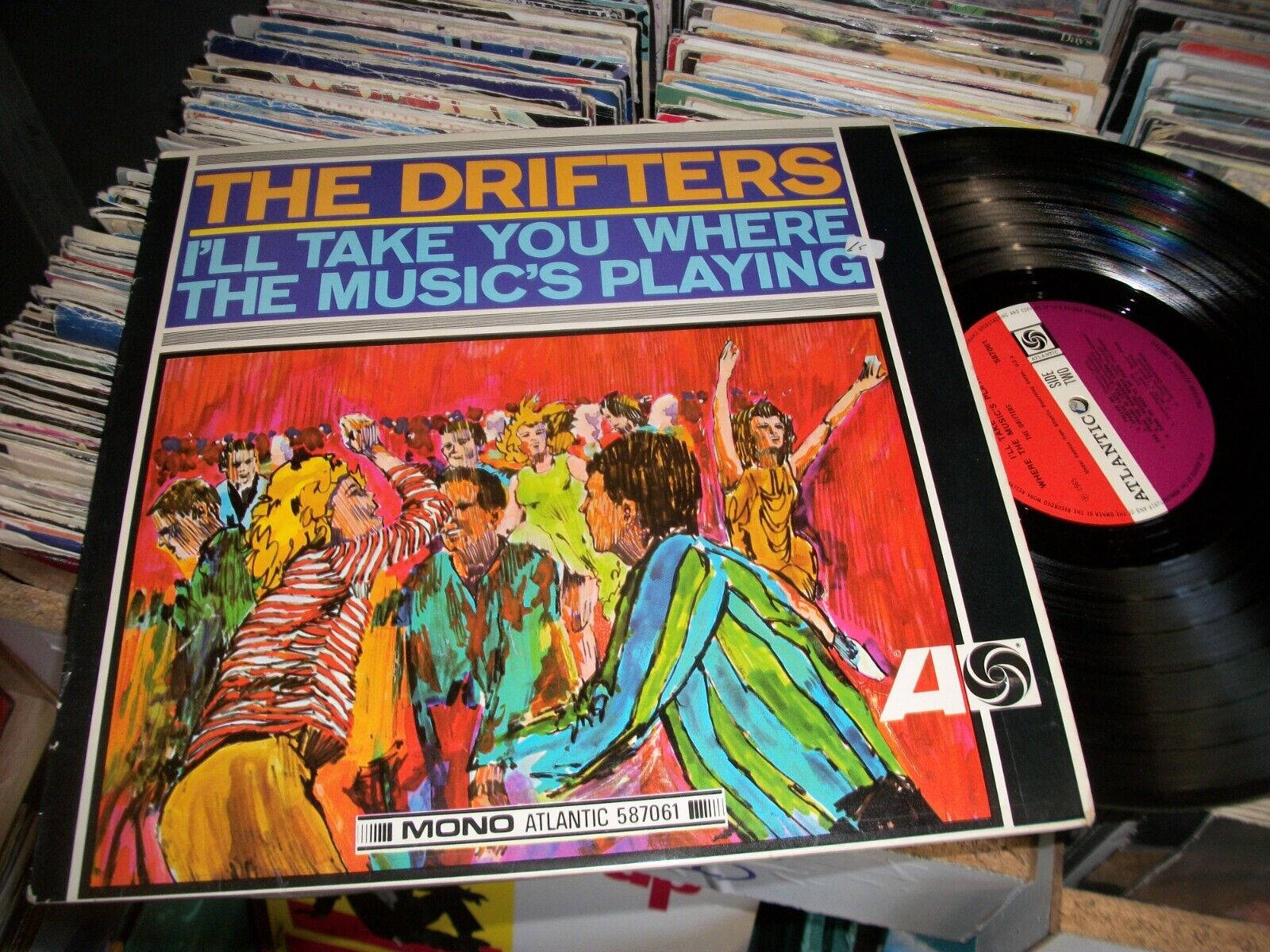 The Drifters《I'll Take You Where the Music's Playing》專輯封面 壁紙 — Drifters 黑膠唱片封套上充滿活力的復古插圖，顯示人群在火紅背景下充滿活力地跳舞。