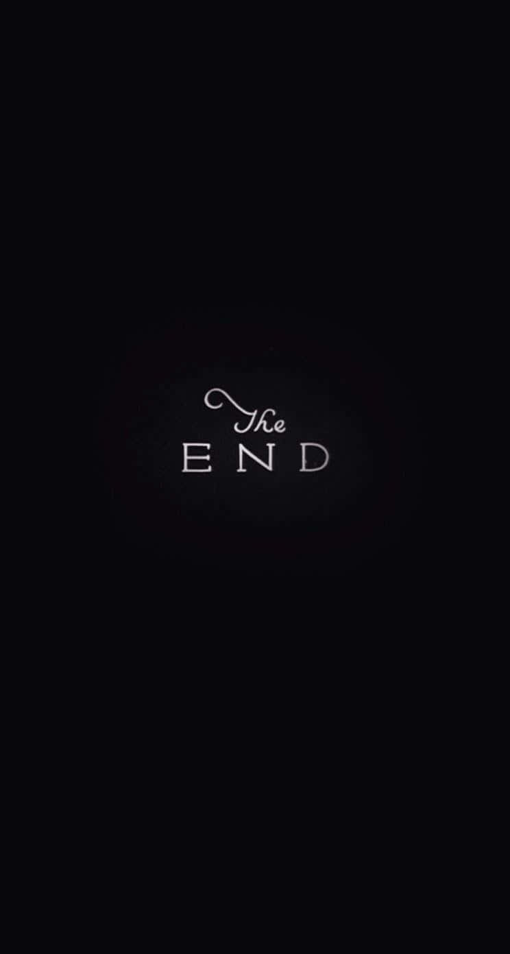 白色「The END」文字喺黑色背景上發光。