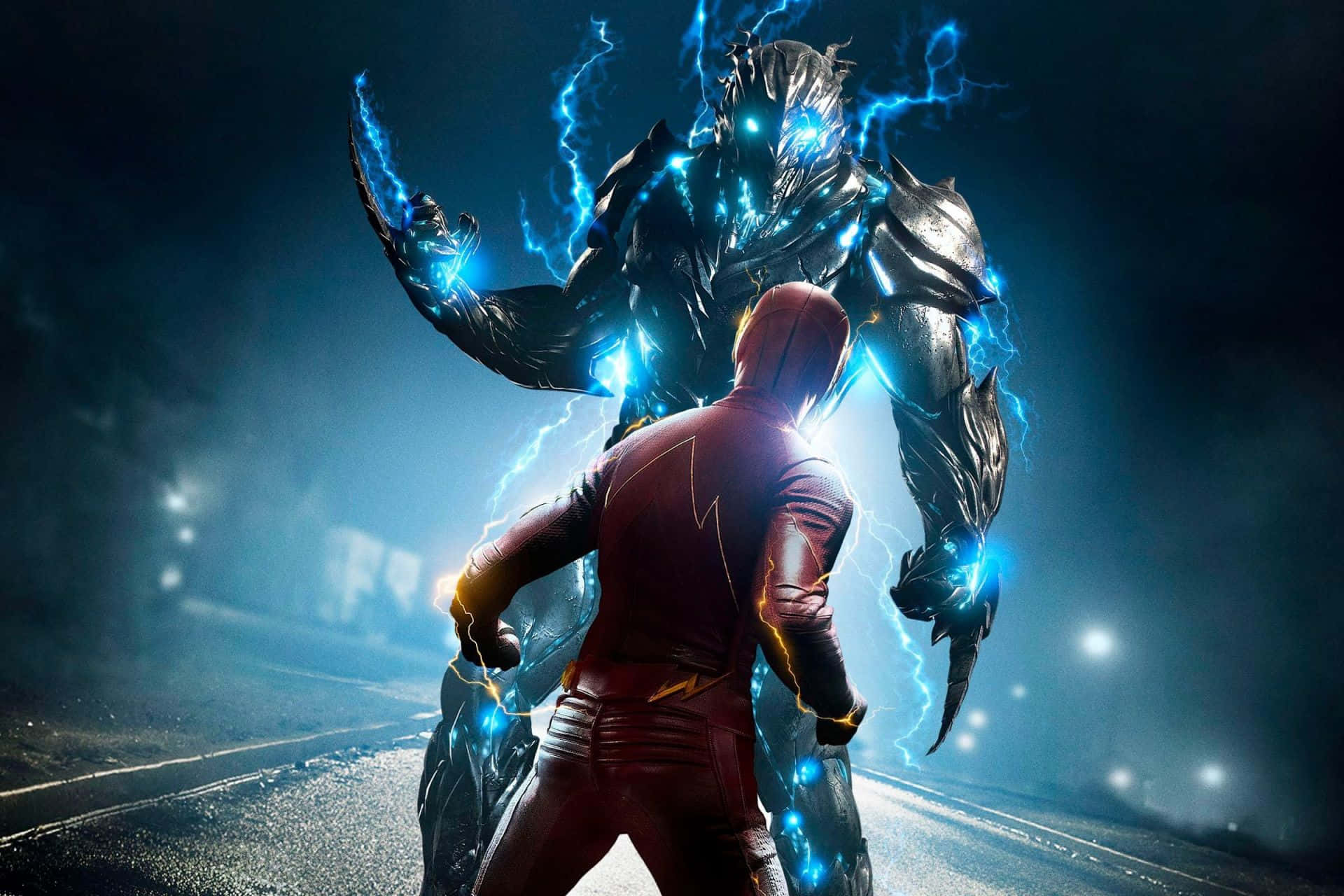 閃電俠 桌布 壁紙 — The Flash 在黑暗潮濕的道路上，戲劇性的藍色電光下，面對一個高大的閃電力量反派。