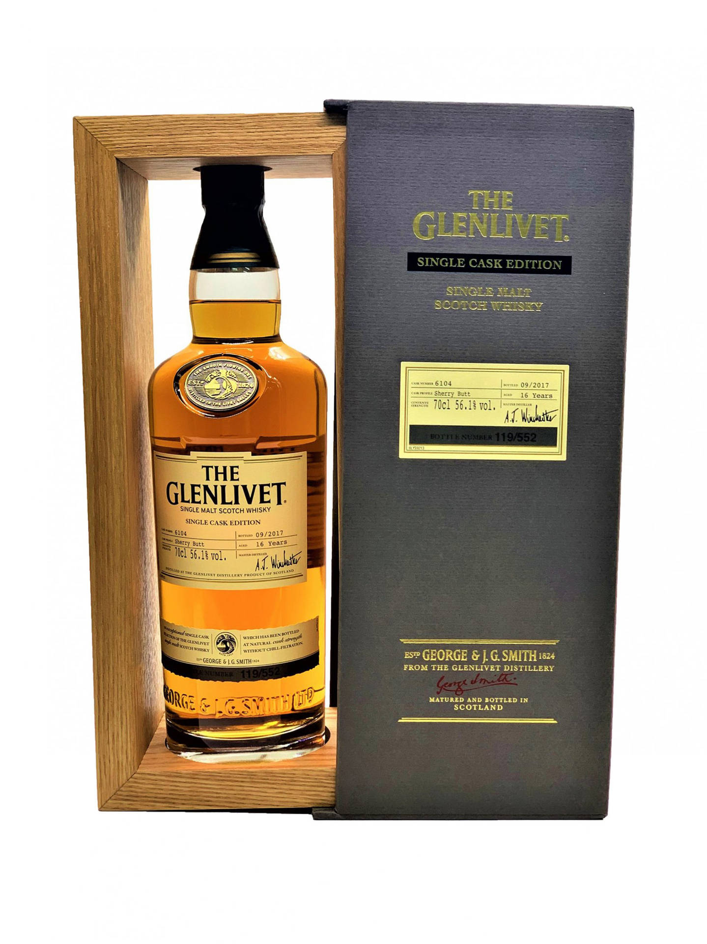 一瓶 Glenlivet 單桶威士忌放在木盒中，附有禮盒。