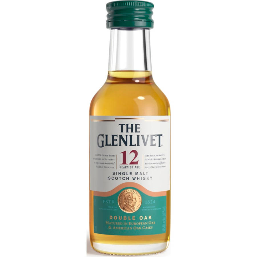 The Glenlivet 最佳單一麥芽蘇格蘭威士忌 壁紙 — 一個透明玻璃瓶的The Glenlivet 12年單一麥芽蘇格蘭威士忌，帶有琥珀色液體和綠色蓋子，背景為白色。