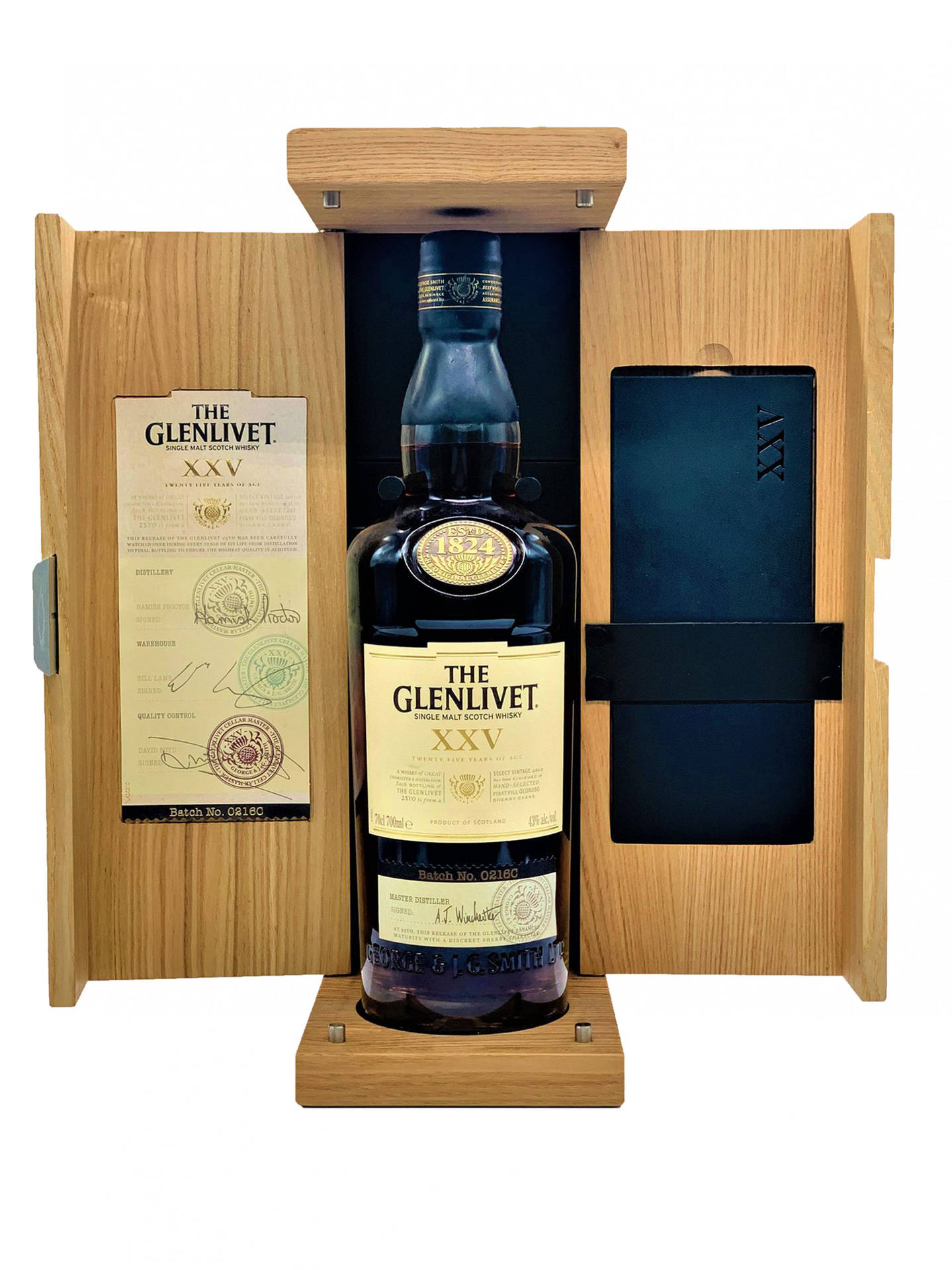 The Glenlivet XXV威士忌瓶裝在帶有品牌內襯的木製禮盒中。