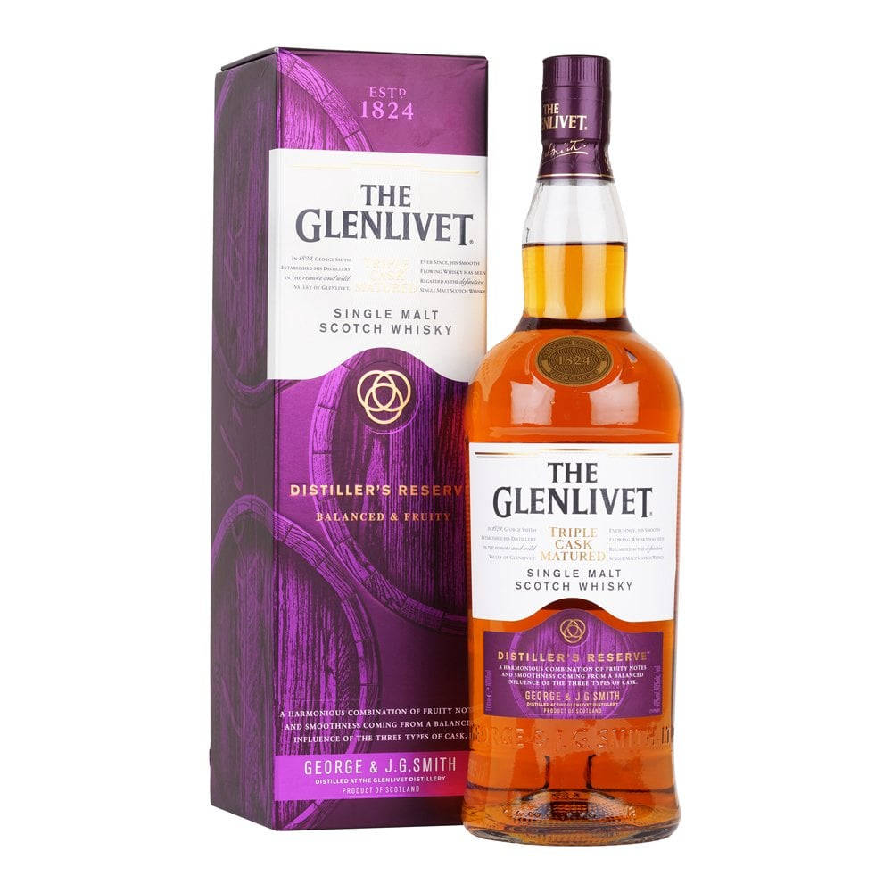The Glenlivet 總釀酒師珍藏單一麥芽威士忌 壁紙 — 一瓶紫色包裝的The Glenlivet Distiller's Reserve單一麥芽蘇格蘭威士忌，旁邊放著它的盒子，背景為白色。