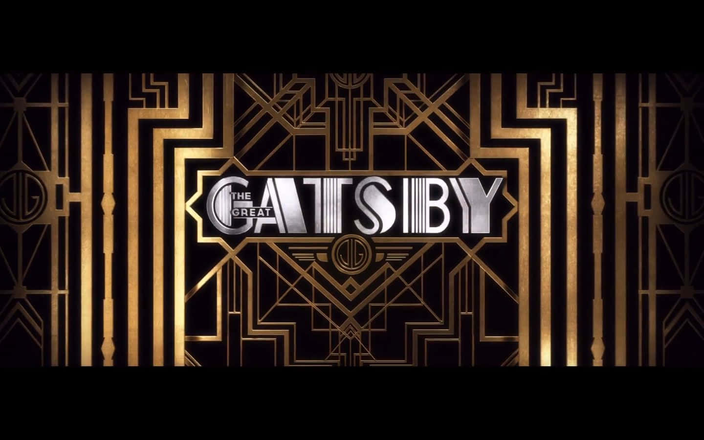  壁紙 — The Great Gatsby 標題標誌以銀色和金色裝飾藝術風格，置於黑色幾何圖案背景上。