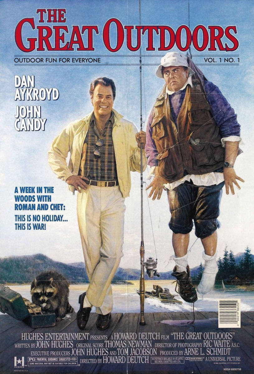 《The Great Outdoors》海報約翰·坎迪 壁紙 — 兩個男人站在碼頭上，一個拿著魚竿，另一個被魚線懸在半空中，附近有一隻浣熊。