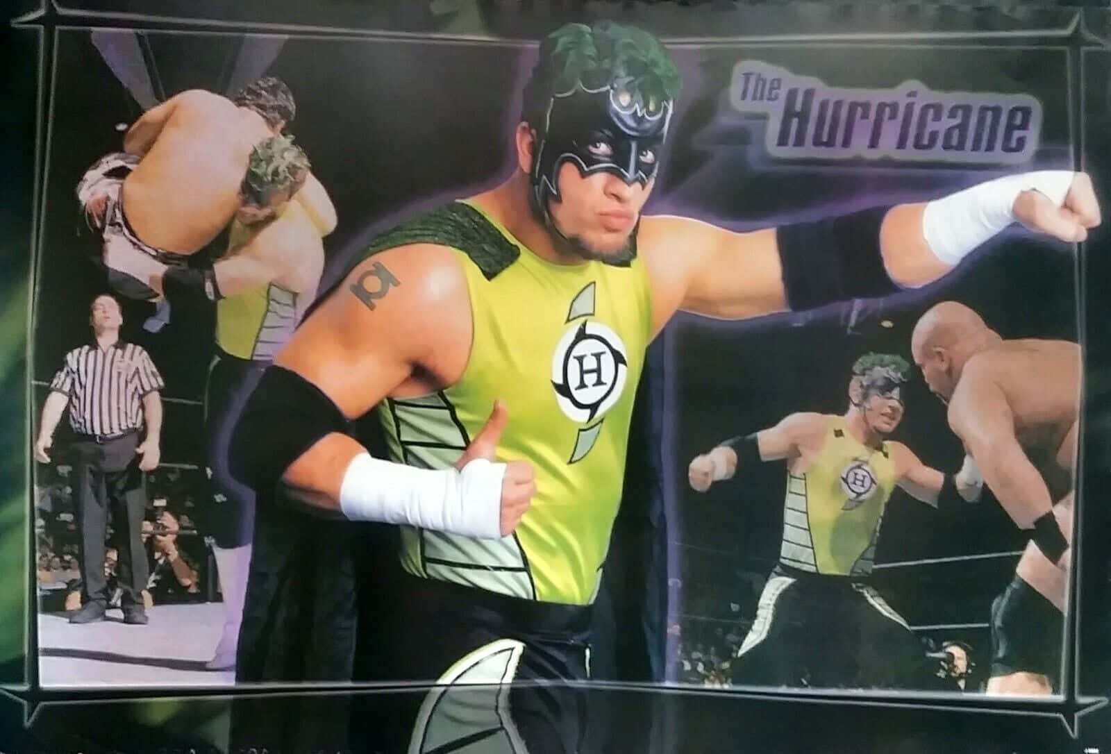 Wrestler The Hurricane 戴著綠色面具和黃色短褲在摔角擂台上擺姿勢。