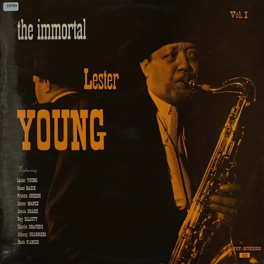 《The Immortal Lester Young Volume 2》專輯封面 壁紙 — 一張以深色背景為襯托、爵士色士風手 Lester Young 專注演奏樂器的懷舊棕褐色調肖像。