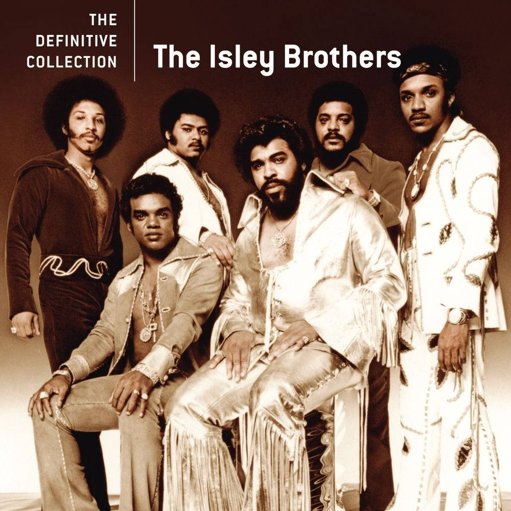 The Isley Brothers《The Definitive Collection》專輯封面 壁紙 — 六位身穿1970年代華麗服裝的男士在溫暖燈光的黑暗工作室背景下自信地擺姿勢。