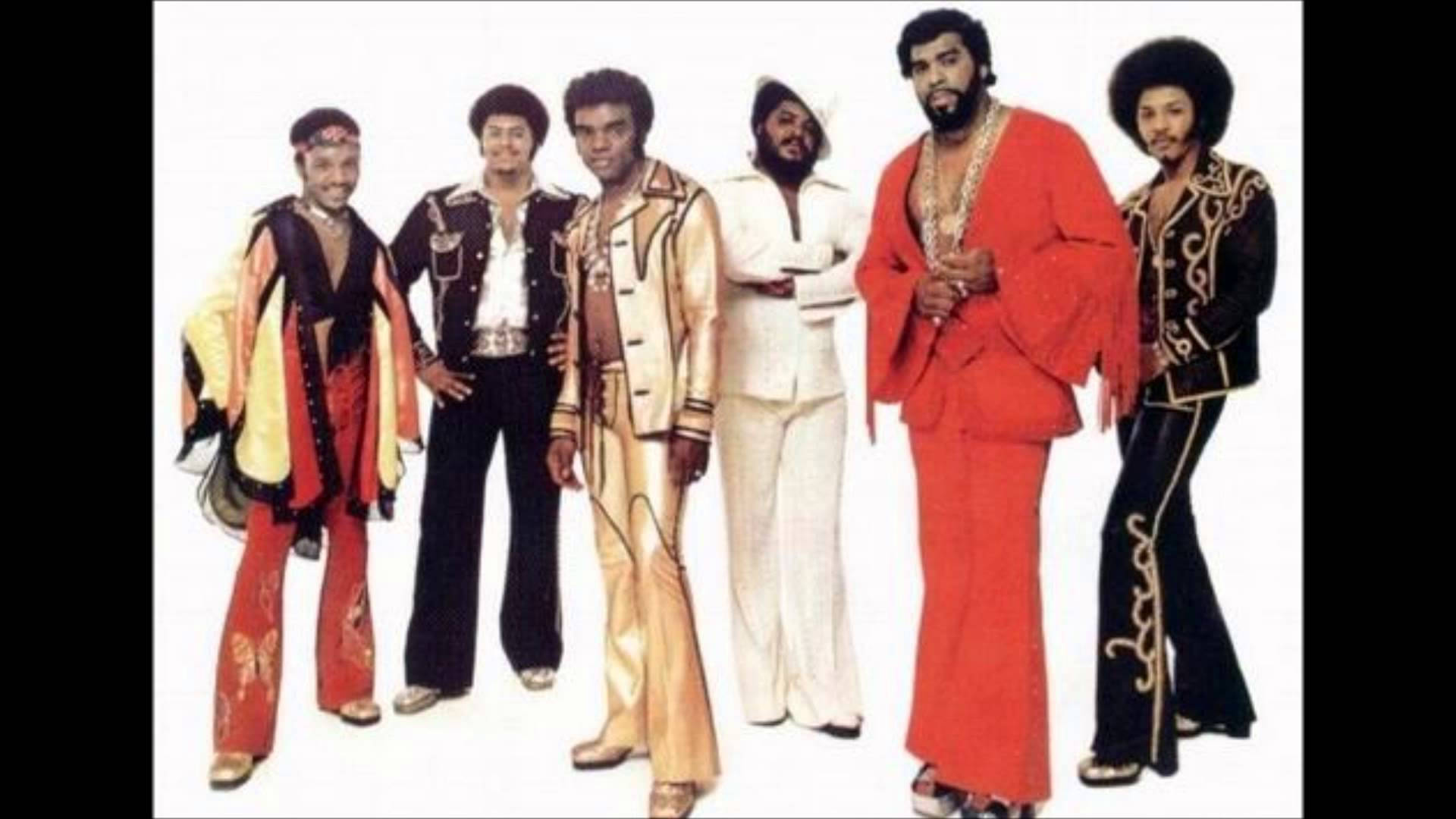 The Isley Brothers《Live It Up》專輯封面 壁紙 — 六名身穿華麗1970年代迪斯可服裝的男子在純白背景前自信地擺姿勢。