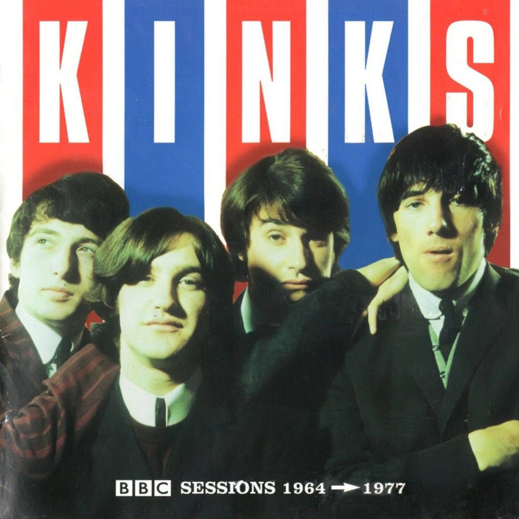 The Kinks BBC 演出 1964-1977 壁紙 — 四位身穿西裝的男士在鮮明的紅藍白條紋背景前擺姿勢，上方有「KINKS」文字，下方有「BBC SESSIONS 1964→1977」。