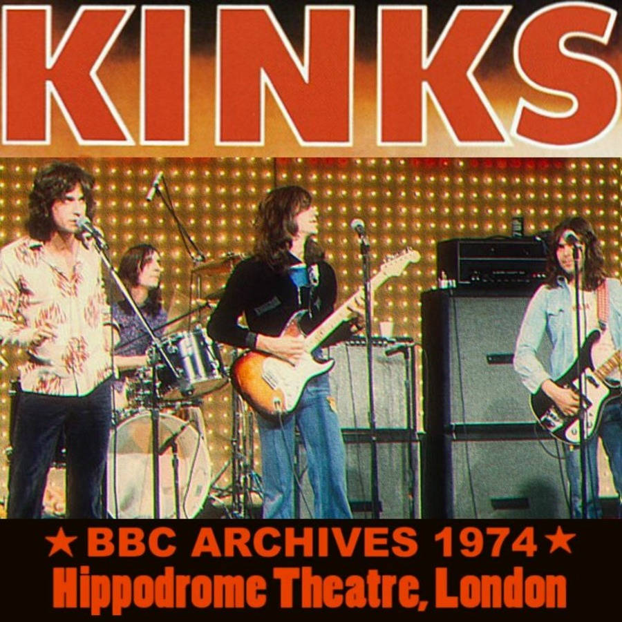 The Kinks BBC 檔案 1974 賓果劇院倫敦現場演出 壁紙 — 1974年復古照片，The Kinks在倫敦Hippodrome Theatre舞台上現場表演，背景發光，配備復古設備。