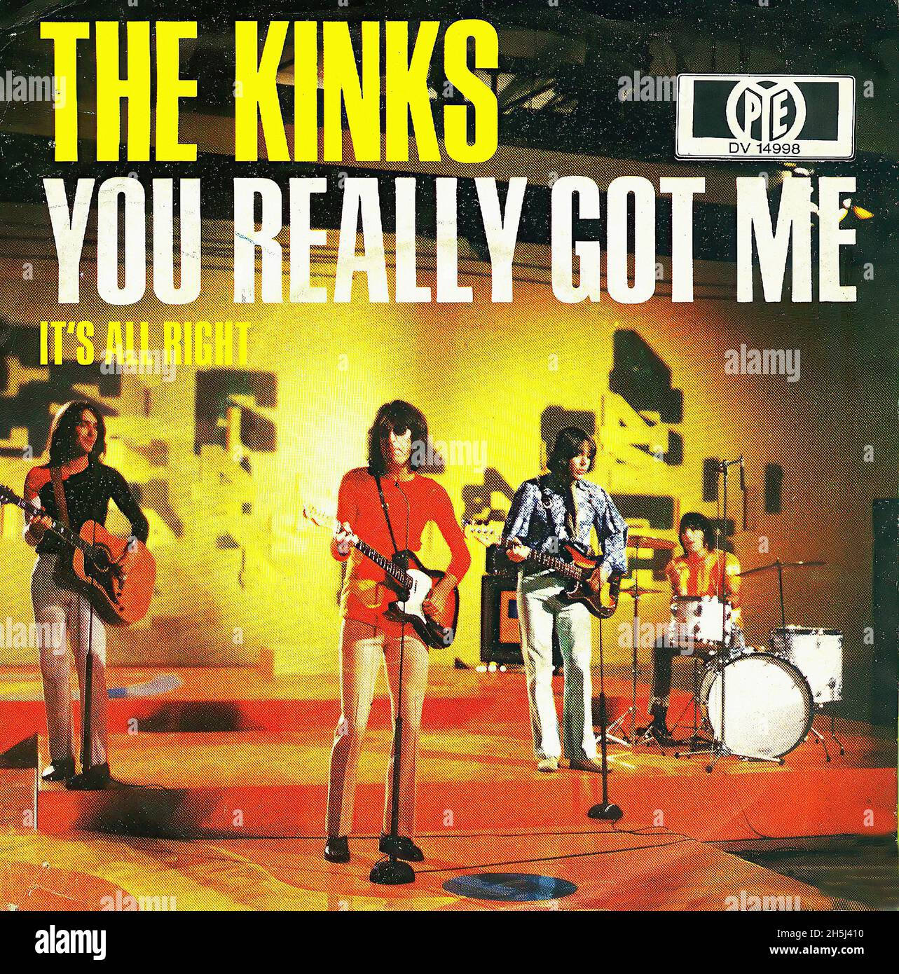 The Kinks《You Really Got Me》專輯封面 壁紙 — The Kinks 在溫暖燈光的舞台上，以結他和鼓演出，下方有粗體黃色和白色文字。