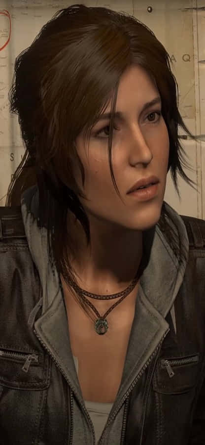 The Last of US - 截圖 壁紙 — 一位堅定的棕髮女性近照，身穿皮褸及多層頸鏈，背景為地圖。