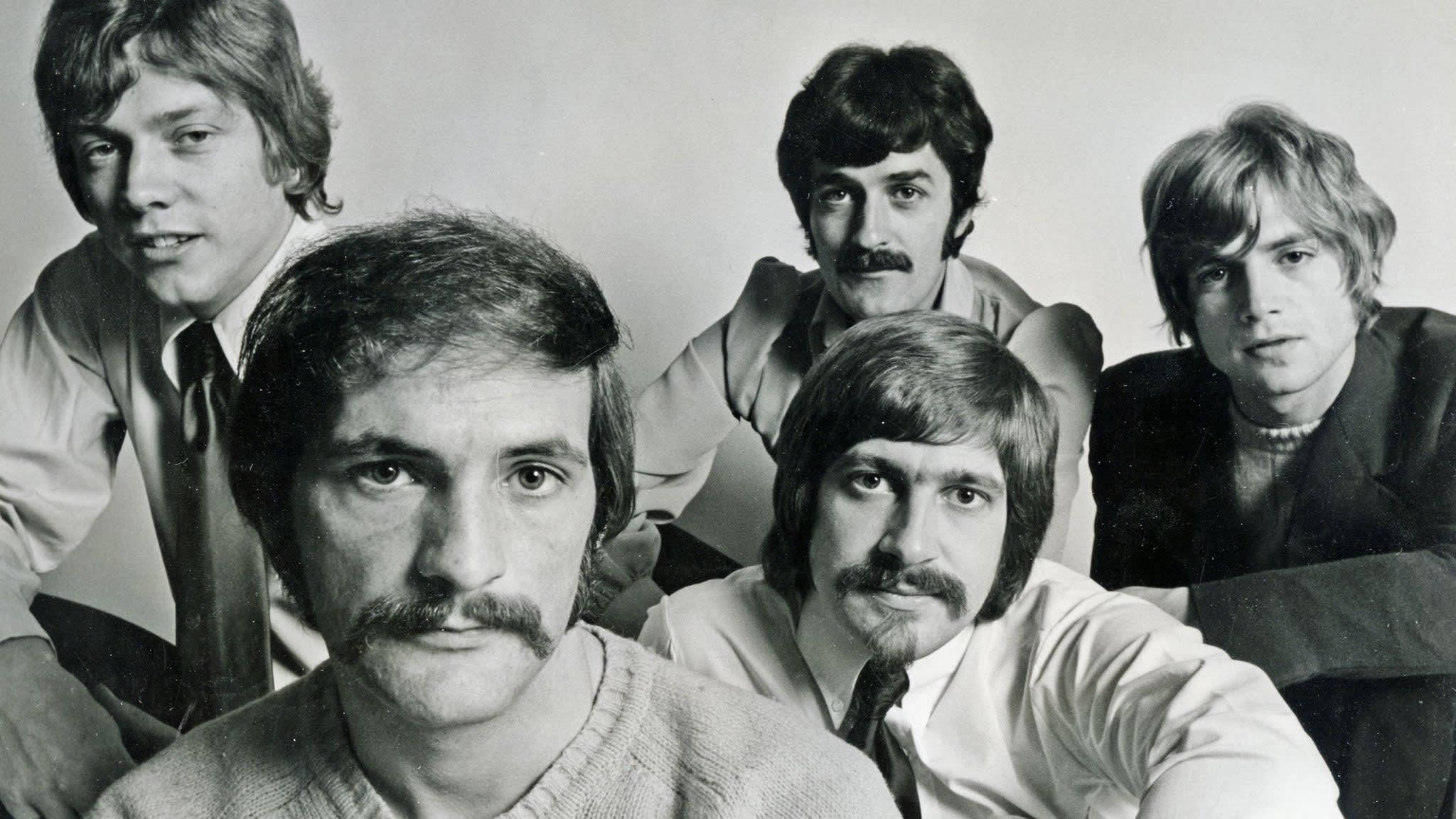 The Moody Blues 1968 年經典黑白照片 壁紙 — 五位留鬍鬚、梳著1970年代髮型的男士，在黑白工作室肖像中緊密擺姿勢。