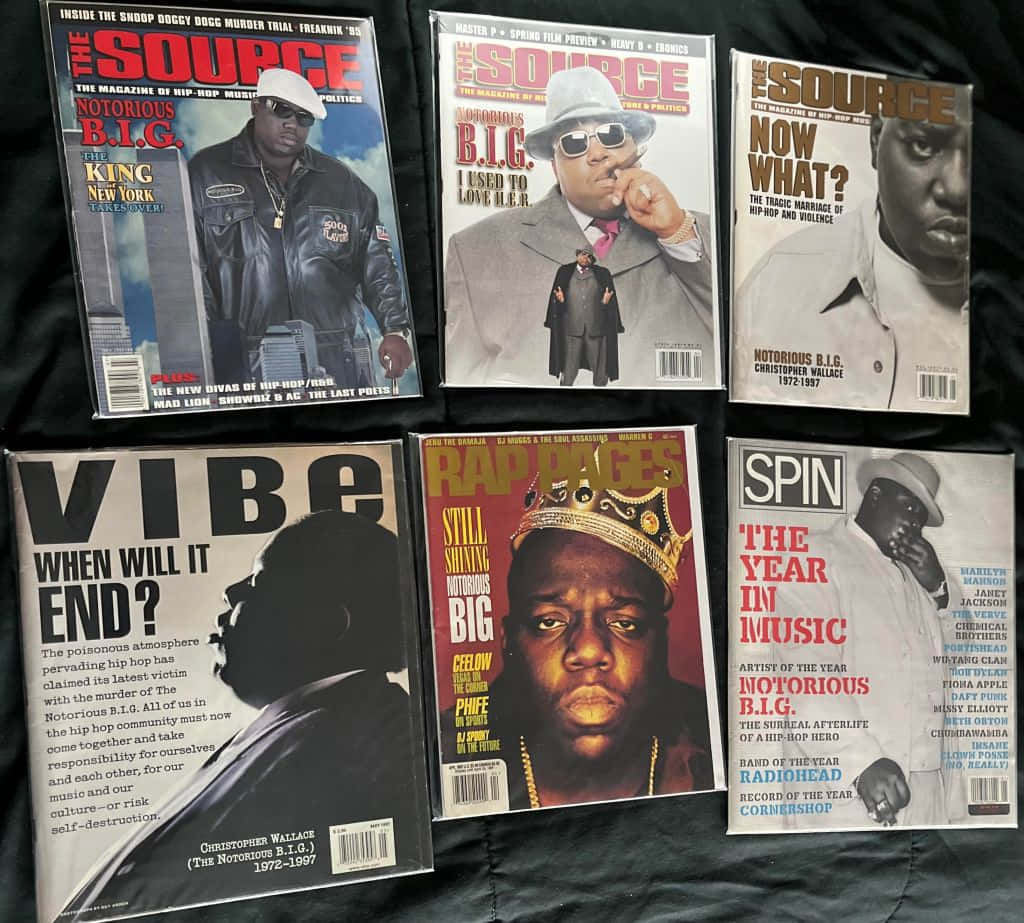 五張復古嘻哈雜誌封面， featuring Notorious B.I.G. 及其他藝術家，放在深色布料上。