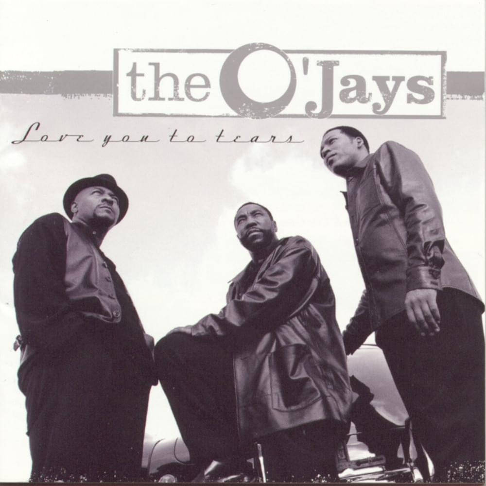 The O'Jays《Love You Tears》專輯封面 壁紙 — 三個穿著皮褸的男人在陰天背景下自信地擺姿勢，出現在復古汽車專輯封面上。