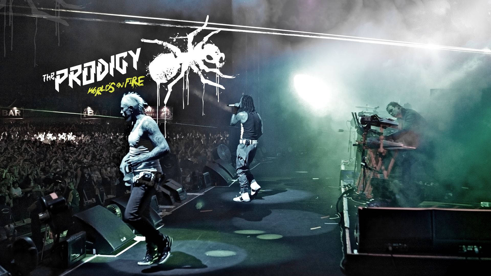 The Prodigy 在音樂會上於舞台上現場表演，台下有大量觀眾。