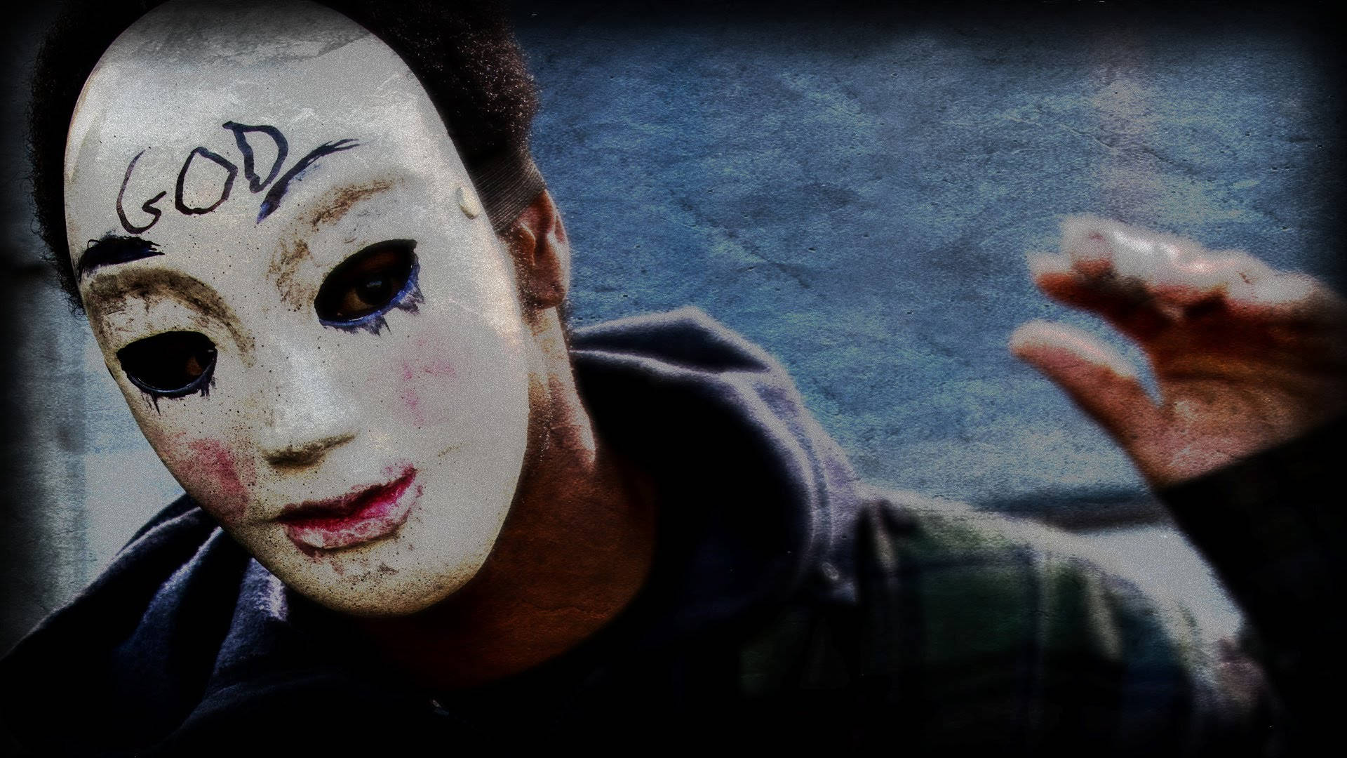 《The Purge》系列角色 壁紙 — 一個人戴著破舊的白色面具，額頭上寫著「GOD」，在帶有紋理的藍色背景前，舉起戴著手套的手，眼神銳利。