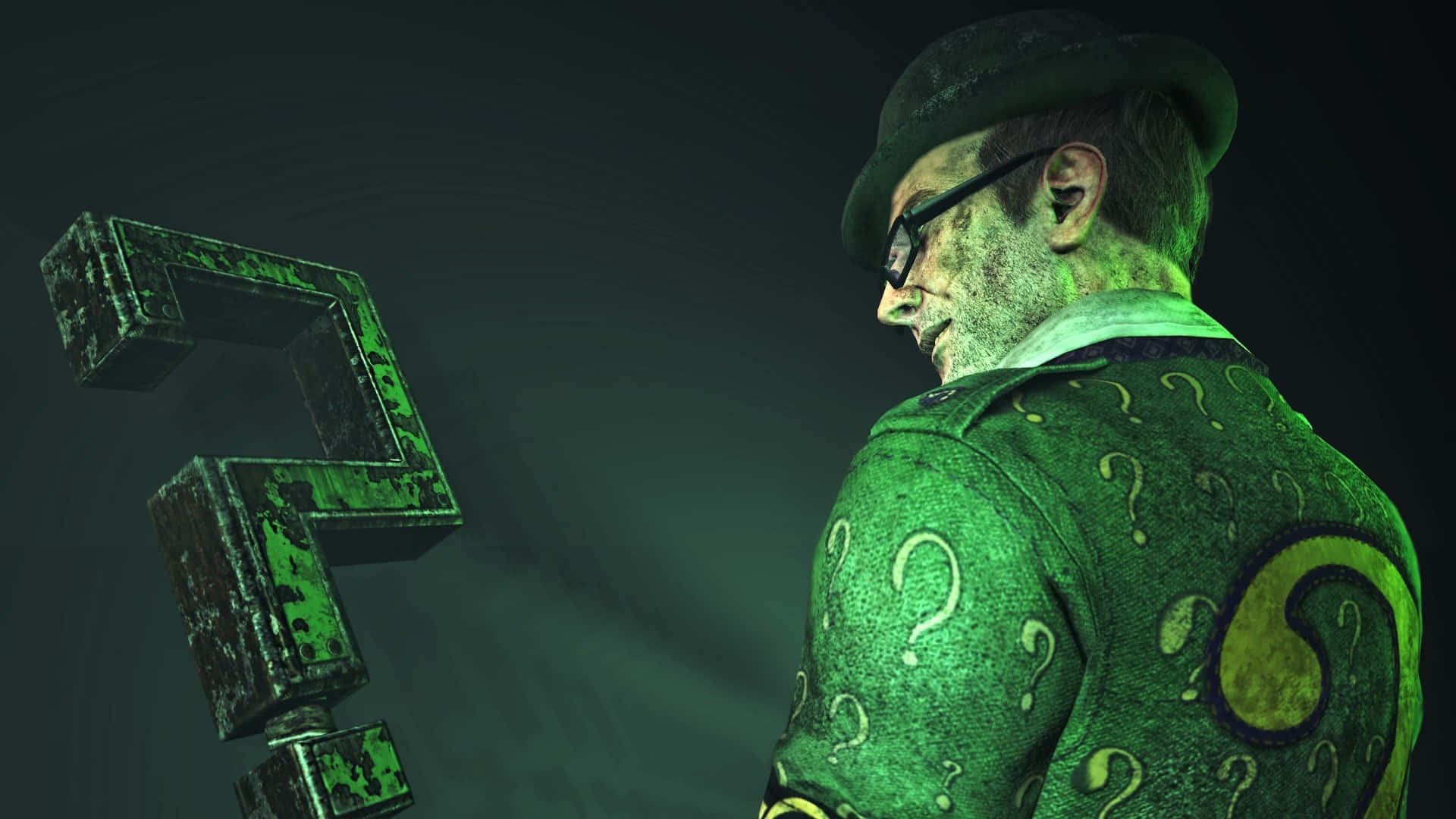  壁紙 — The Riddler 站在陰暗的綠光中，旁邊是一個巨大的風化問號，身穿他標誌性的問號圖案西裝。