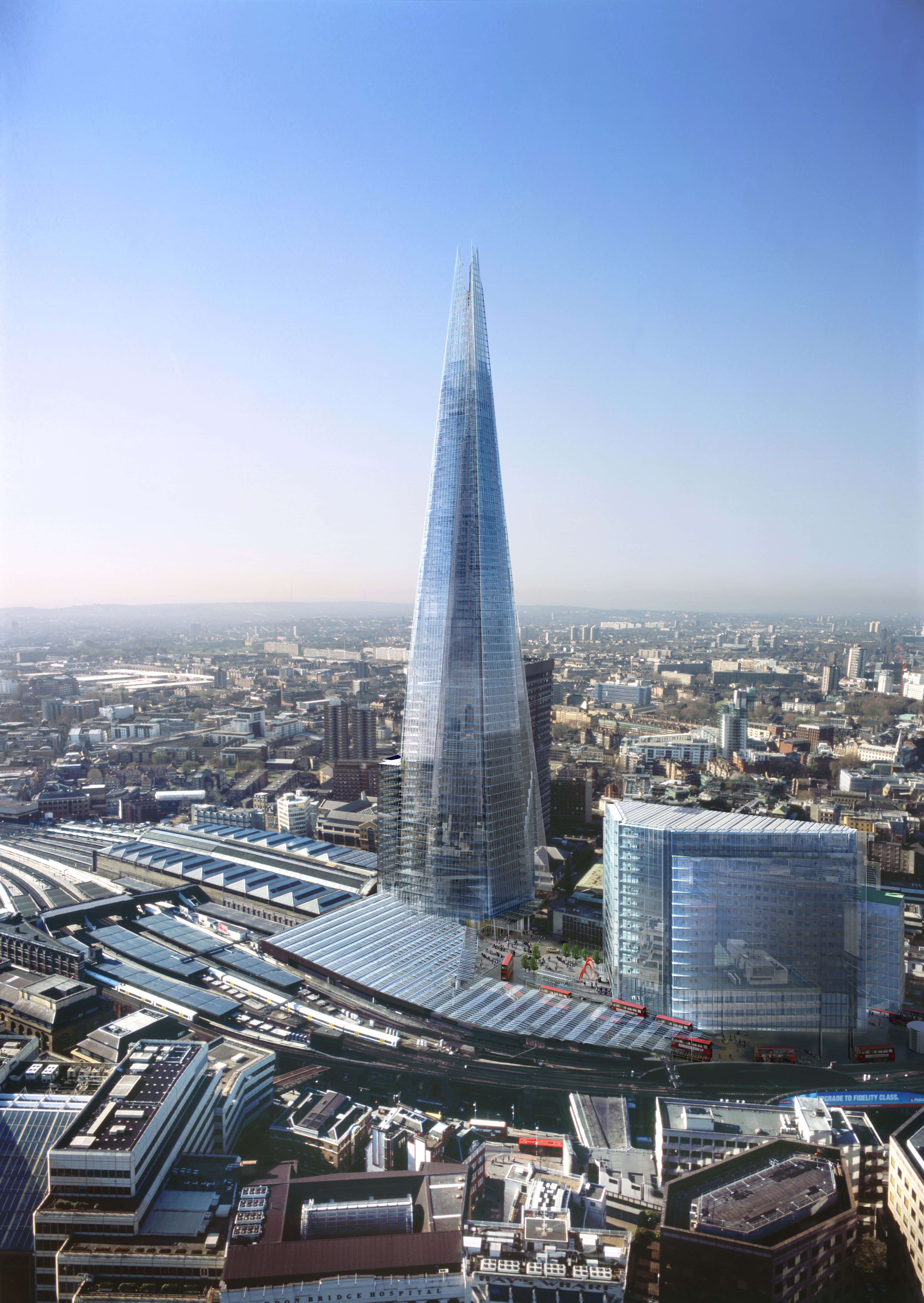 倫敦 The Shard 廣角視野 壁紙 — 倫敦標誌性碎片大廈的鳥瞰圖，刺穿晴朗的藍天，下方是廣闊的城市景觀。