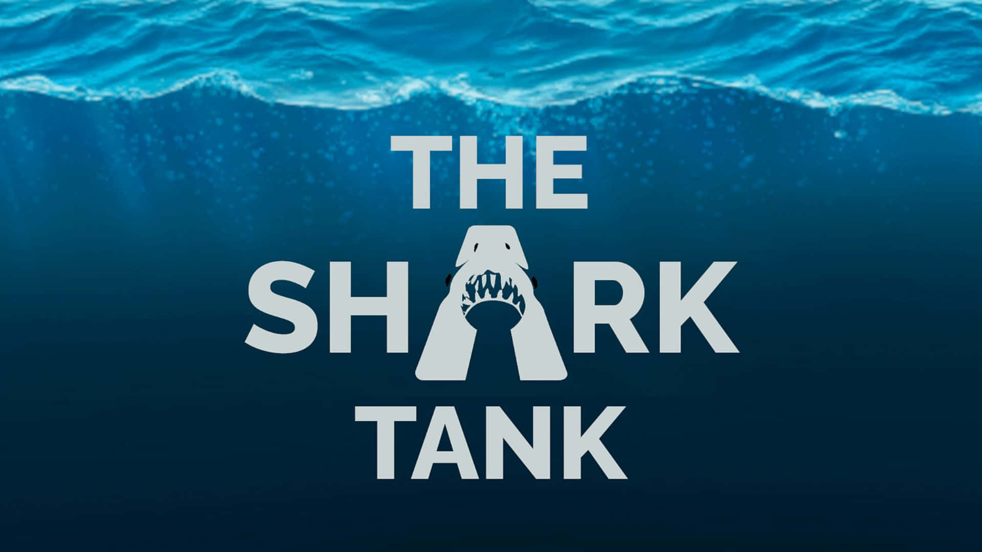  壁紙 — Shark Tank 標誌從深藍色海洋中浮現，鯊魚頭取代了字母 A。