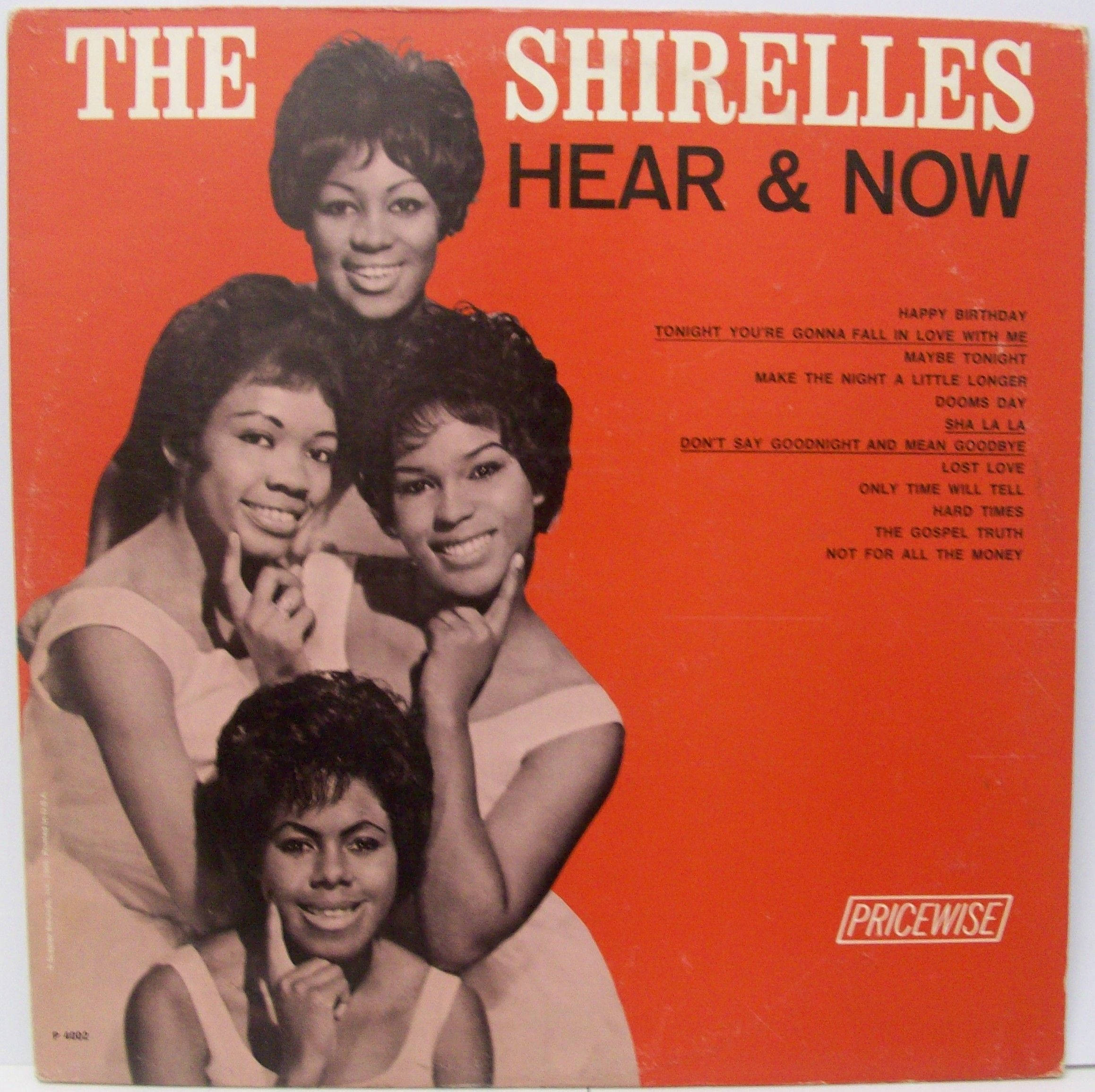 The Shirelles 1965年經典專輯《Hear Now》封面 壁紙 — 四位微笑的復古風格女性在鮮豔的橙色背景前擺姿勢，呈現復古專輯封面。