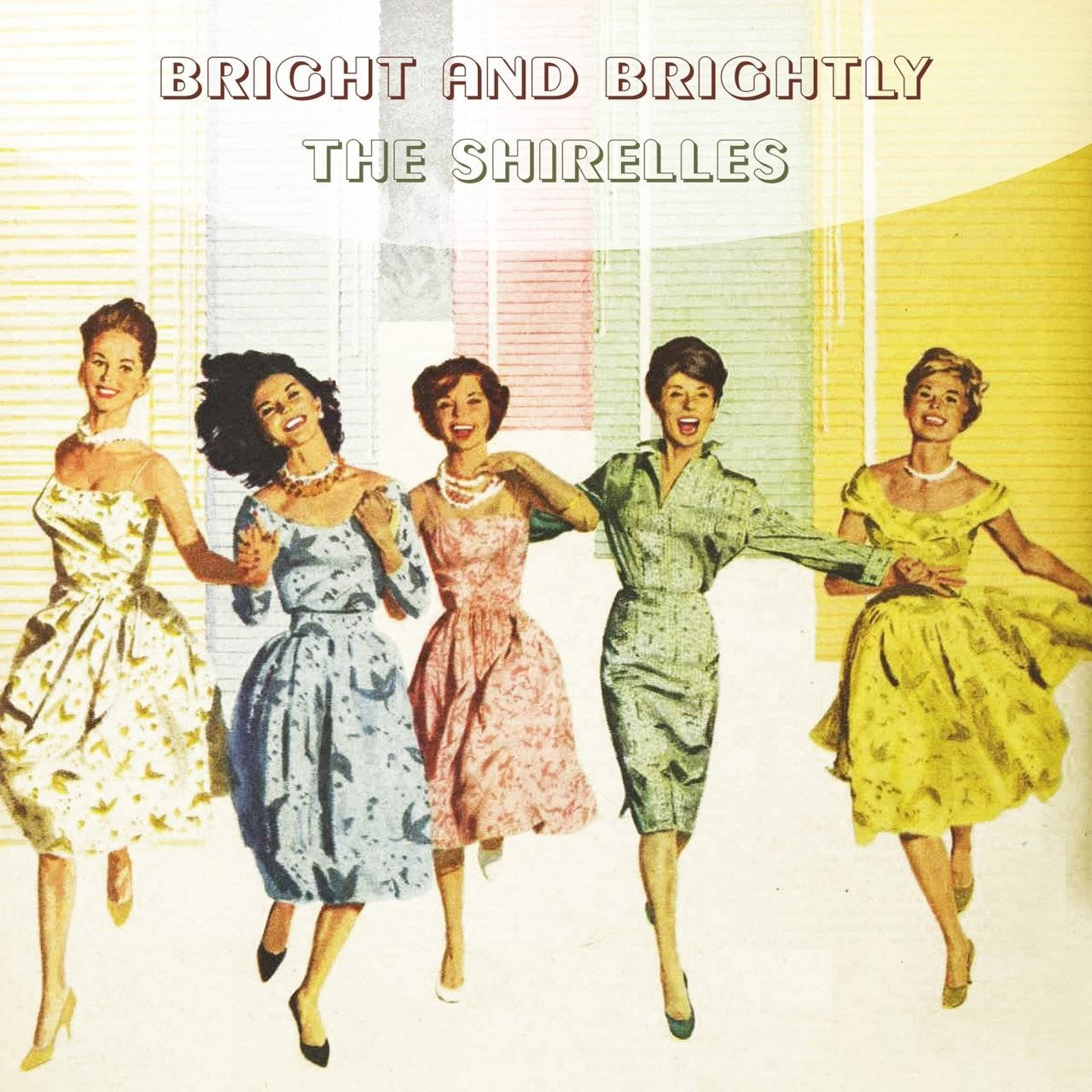 The Shirelles《Bright and Brightly》專輯封面 壁紙 — 五位微笑的1960年代女性，身穿色彩繽紛的圖案連衣裙，在粉彩條紋背景前愉快地挽著手臂。